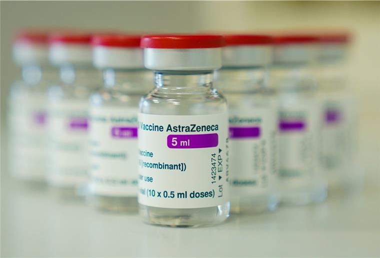 Landkreis geht beim Astrazeneca-Impfstoff voran Ampullen mit dem Covid-19-Impfstoff des schwedisch-britischen Pharmakonzerns Astrazeneca werden noch nicht überall an Menschen über 65 Jahren verimpft.