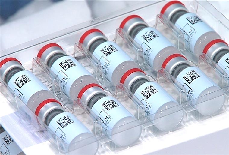 USA lässt Impfstoff von Johnson& Johnson zu Ampullen mit Dosen des Corona-Impfstoffes des US-Pharmakonzerns Johnson & Johnson liegen in einem Behälter.