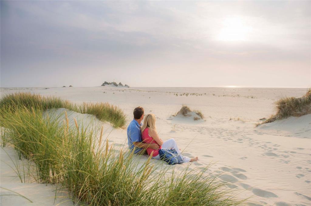 Amrum ist Sylts südliche kleine Schwester. Die Promi-Dichte ist hier kleiner, die Boutiquen sind nicht so schick wie in Kampen. Aber Inselorte wie Norddorf oder Nebel brauchen sich nicht verstecken. Und der Kniep genannte Strand ist besonders breit, weil eine Sandbank mit der Westküste zusammengewachsen ist. Er nimmt rund ein Drittel der Inselfläche ein. Amrum Touristik zufolge ist der FKK-Strand der Insel größer als der auf Sylt. Und auf keiner anderen Nordseeinsel gibt es so viel Wald. Hauptort ist Wittdün, hier legen die Fähren an. Viele schöne alte Häuser gibt es in Nebel.