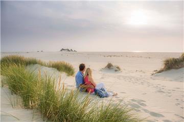 Amrum ist Sylts südliche kleine Schwester. Die Promi-Dichte ist hier kleiner, die Boutiquen sind nicht so schick wie in Kampen. Aber Inselorte wie Norddorf oder Nebel brauchen sich nicht verstecken. Und der Kniep genannte Strand ist besonders breit, weil eine Sandbank mit der Westküste zusammengewachsen ist. Er nimmt rund ein Drittel der Inselfläche ein. Amrum Touristik zufolge ist der FKK-Strand der Insel größer als der auf Sylt. Und auf keiner anderen Nordseeinsel gibt es so viel Wald. Hauptort ist Wittdün, hier legen die Fähren an. Viele schöne alte Häuser gibt es in Nebel.