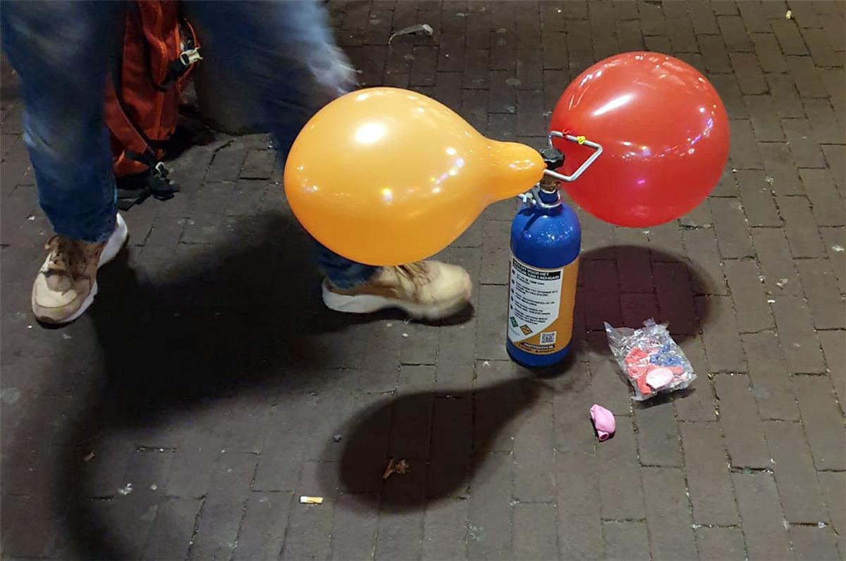 Partydroge Lachgas auf dem Vormarsch Amsterdam: Ein Straßenhändler verkauft mit Lachgas gefüllte Luftballons am Rembrandtplein, einem Vergnügungsviertel.
