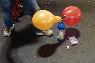 Amsterdam: Ein Straßenhändler verkauft mit Lachgas gefüllte Luftballons am Rembrandtplein, einem Vergnügungsviertel. 

