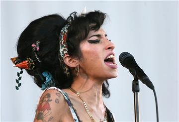 Amy Winehouse, die Frau mit der beeindruckenden Stimme, starb am 23. Juli 2011 im Alter von 27 Jahren an einer Alkoholvergiftung.