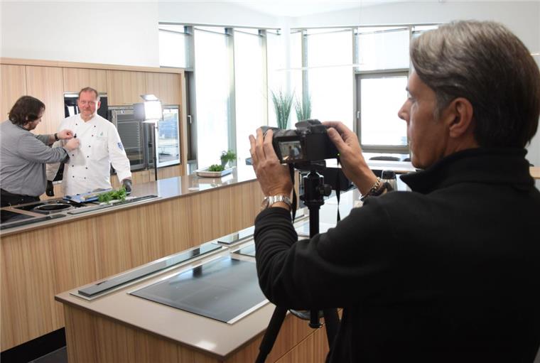 An 26 Stationen wurden bereits Kurzfilme im Fischereihafen von Bremerhaven abgedreht. Auf dem Bild wird gerade Ralf Harms, Küchenchef im Seefischkochstudio, für seine Aufnahme von Thimo Plaumann (links) und Gerhard Bergmann (rechts) vorbereitet.