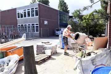 An 30 Schulen wird während der Sommerferien unter Hochdruck saniert, renoviert, gebaut. Die Fritz-Reuter-Schule II am Mecklenburger Weg – einst die St.-Ansgar-Grundschule – wird nach den ersten kleinen Arbeiten im vorigen Jahr nun für 1,95 Millionen Euro rundum modernisiert