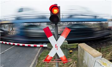An Bahnübergängen kommt es immer wieder zu heiklen Situationen.