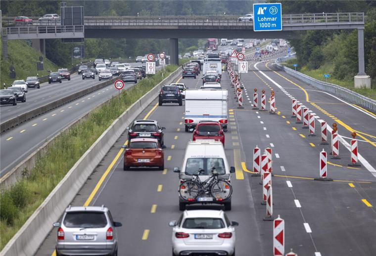 Autofahrer aufgepasst: Dieses Baustellenzeichen solltet ihr kennen Zahlreiche Autos fahren am Pfingstmontag auf der Autobahn A3 durch eine Baustelle.