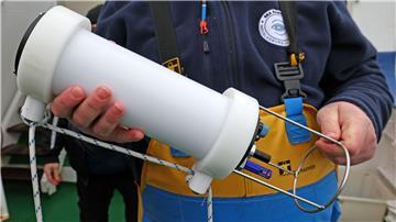 An Bord des Fischereiforschungsschiffes „Solea“ auf der Ostsee hält ein Fischer Labahn aus Freest eine Messsonde in den Händen.