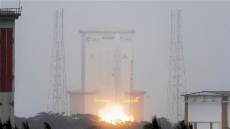 Europas Ariane 6 zu erstem kommerziellem Flug gestartet An Bord hatte die Rakete einen Satelliten der französischen Luftwaffe.