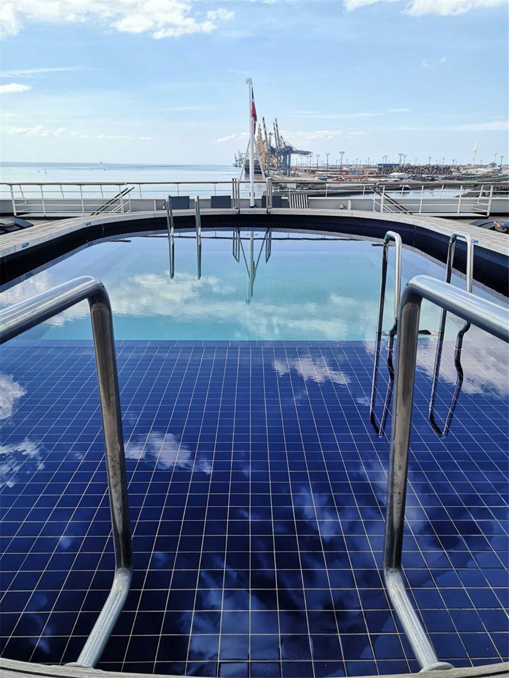 An Bord lädt der Pool die Kreuzfahrer zur Entspannung ein. Foto: Wessolowski