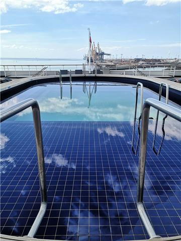 An Bord lädt der Pool die Kreuzfahrer zur Entspannung ein. Foto: Wessolowski