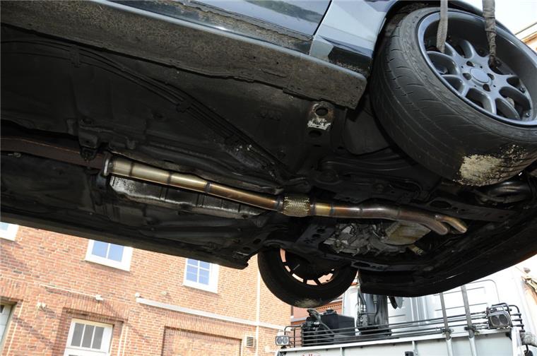 An dem getunten  Fahrzeug war unter anderem eine selbst konstruierte Abgasanlage geschraubt. 