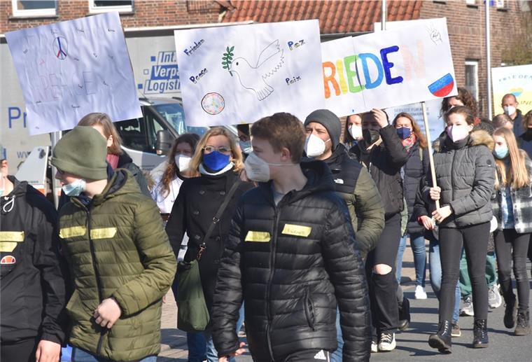 Das Foto zeigt Schüler beim Friedensmarsch
