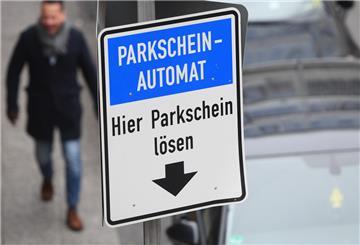 Ein Schild mit dem Hinweis: Parkscheinautomat. Hier Parkschein lösen.