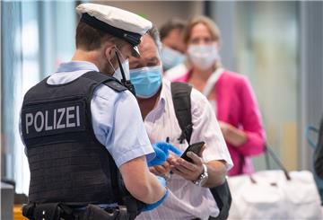 Bundespolizisten kontrollieren auf dem Frankfurter Flughafen Passagiere eines Fluges aus Portugal