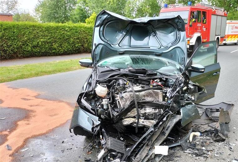 Schwerer Unfall bei Wremen: Eine Frau lebensgefährlich verletzt An den Fahrzeugen, die am schweren Verkehrsunfall auf der L129 beteiligt waren, entstand Totalschaden.