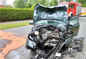 An den Fahrzeugen, die am schweren Verkehrsunfall auf der L129 beteiligt waren, entstand Totalschaden.