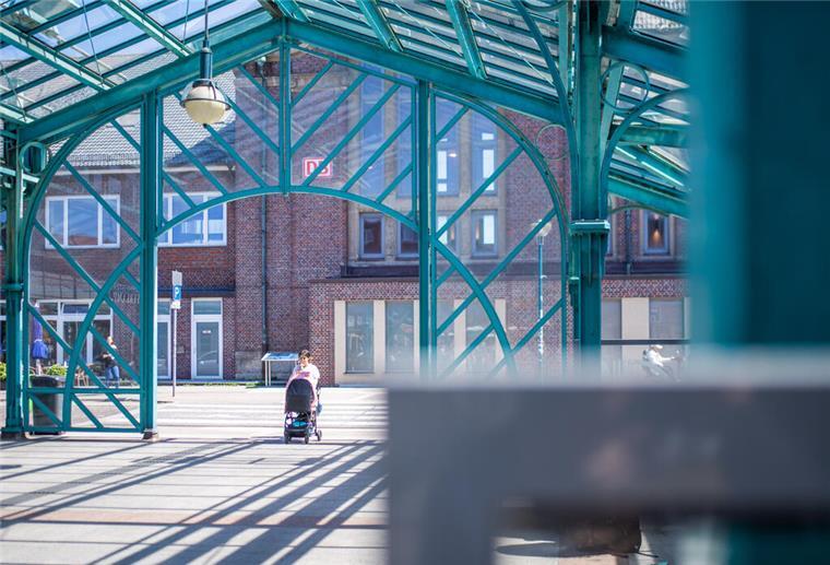 Tag der Architektur: Blick auf Bremerhaven - Sahnestücke und Bausünden. Im Bild: Bahnhofsvorplatz. Foto: Hartmann