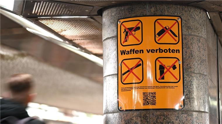 Waffenverbot an Bahnhöfen in Hannover und Bremen bleibt An den Hauptbahnhöfen in Hannover und Bremen sind Waffen untersagt. (Symbolbild)