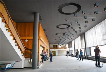 An den originalen Schauplätzen werden die Erinnerungen von Zeitzeugen mit zwölf Schauspielerinnen in Szene gesetzt.