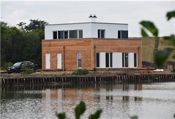 An den Pütten in Tossens ist dieses erste Musterhaus des Nordsee-Resorts der Ferienimmobilien-Gesellschaft Helma fast fertig. Zinn