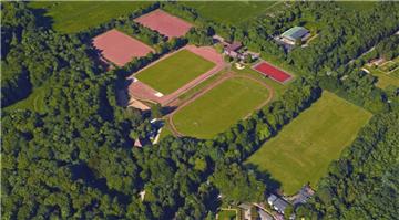 An den Sportplätzen im Bürgerpark in Geestemünde sind zwei junge Männer auf einen 20-Jährigen losgegangen.