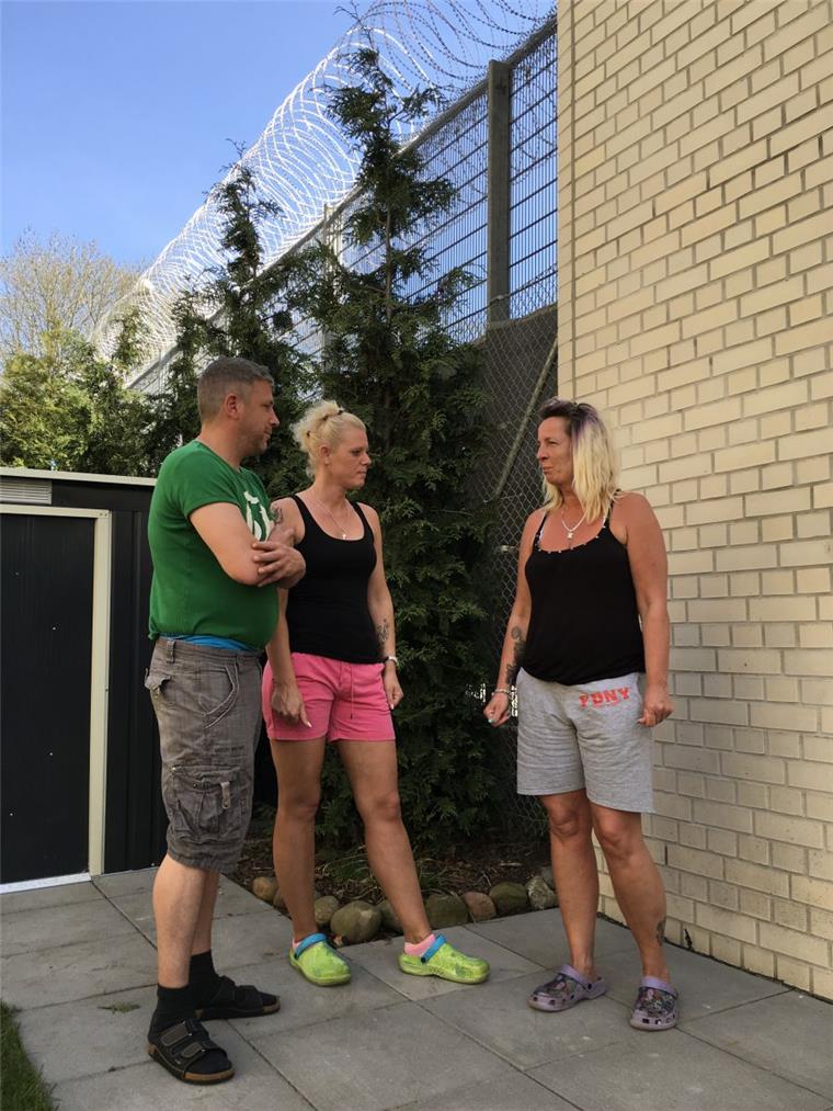 An den Zäunen zwischen Knast und Gärten finden die Mieter oft Drogen: Florian Patschke (von links), seine Schwester Jessica und Nachbarin Frauke Stüben haben Angst um ihre Kinder.