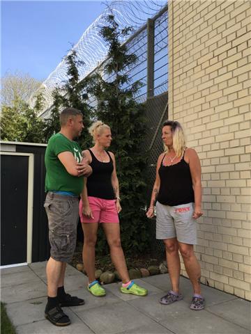 An den Zäunen zwischen Knast und Gärten finden die Mieter oft Drogen: Florian Patschke (von links), seine Schwester Jessica und Nachbarin Frauke Stüben haben Angst um ihre Kinder.