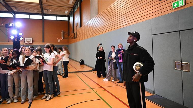 Wunsch in der Schülerzeitung erfüllt An Dennis Schröders alter Schule gab es eine Feier für den Basketball-Star.
