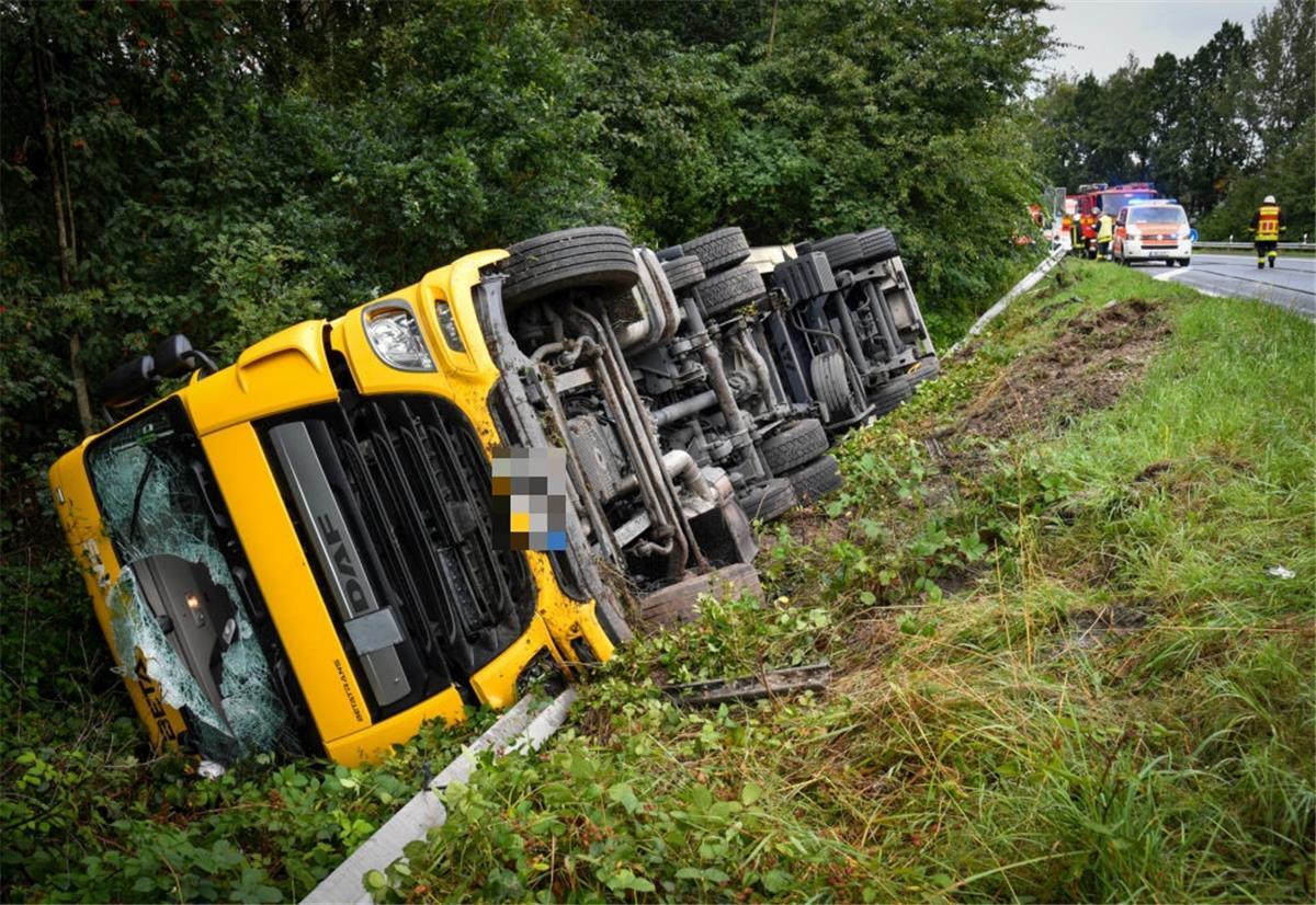 An der Abfahrt Bremerhaven-Überseehäfen ist ein Lkw von der Fahrbahn abgekommen.