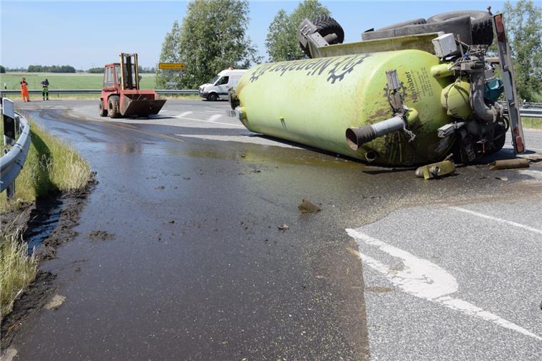 An der Abfahrt Rodenkirchen der B 212 ist ein Gülle-Anhänger umgekippt.