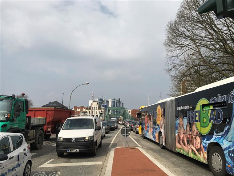 Sperrung der Kennedybrücke: Großer Verkehrsinfarkt bleibt aus An der alten Geestebrücke kommt es zu etwas mehr Verkehr weil die Kennedybrücke gesperrt ist.