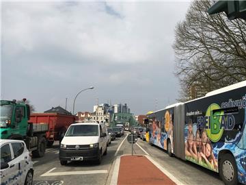 An der alten Geestebrücke kommt es zu etwas mehr Verkehr weil die Kennedybrücke gesperrt ist.