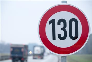 An der Autobahn steht ein Verkehrsschild mit der Geschwindigkeitsangabe von 130 Stundenkilometern- eine generelle Forderung nach Tempolimits gibt es schon länger.