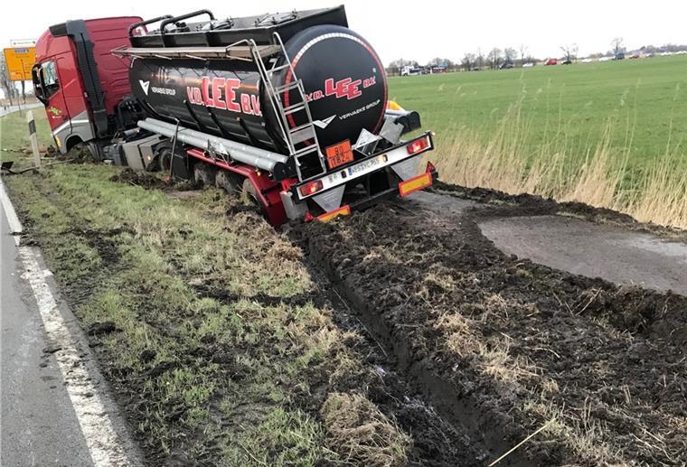An der B 212 bei Brake sitzt ein Lastwagen in der Berme fest.