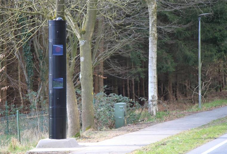 Neuer Blitzer im Cuxland! Warum an der B71 bei Heerstedt besondere Vorsicht gilt Neue Blitzersäule steht am Straßenrand der B71 zwischen Heerstedt und Loxstedt-Stinstedt.