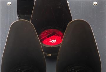 Ein rotes Signal leuchtet 