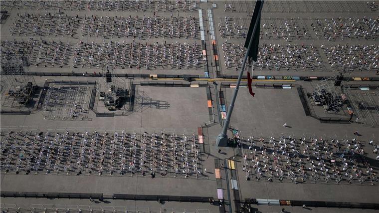 An der Ballettstunde von Elisa Carrillo auf dem Zócalo-Platz im Zentrum von Mexiko-Stadt nahmen Tausende Schülerinnen und Schüler teil.
