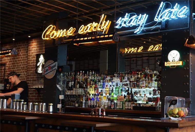 Die Bar des „Burgermeister Schmitzz“ in der Alten Bürger Bremerhaven.