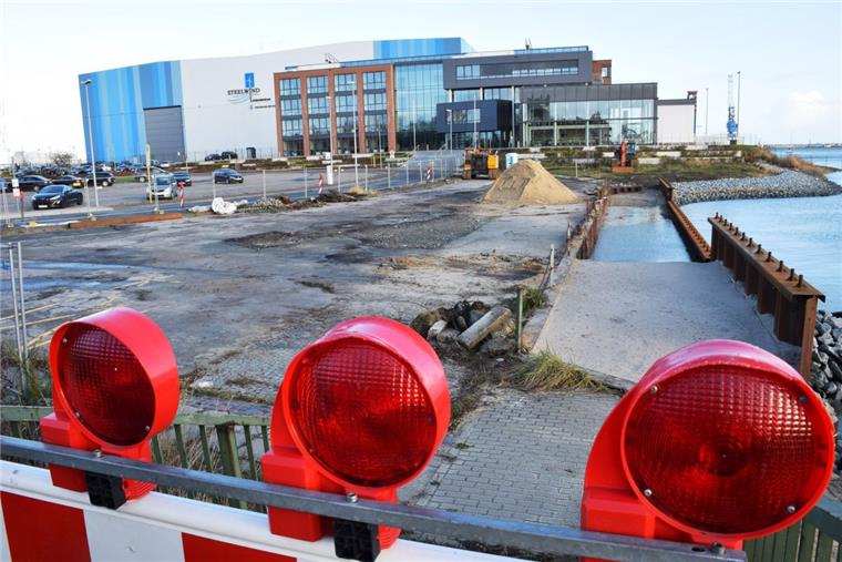 An der Blexer Wasserkante ruhen die Arbeiten zurzeit. Es kann erst weitergehen, wenn ein Regenwasserschacht geliefert worden ist. 