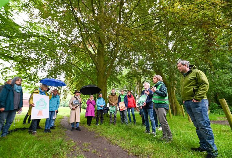 Acht Initiativen gründen Bündnis für Umwelt- und Klimaschutz in Bremerhaven An der Bogenstraße regt sich vehementer Protest gegen das Abholzen des alten Baumbestandes. Bernd Quellmalz (mit grüner Weste) vom BUND klärt auf.