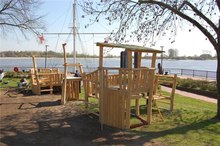 Klar zum Entern: Neues Spielschiff an der Braker Stadtkaje An der Braker Stadtkaje ist jetzt ein neues Spielschiff aufgebaut worden.