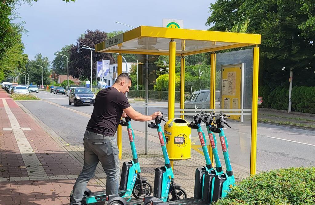 An der Bushaltestelle am Rathaus in Langen werden am Freitag die ersten E-Scoote...