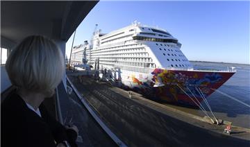 An der Columbuskaje soll die "Genting Dream" ausgerüstet werden.