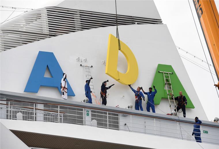 Das Ende der „Aidaaura“: Hier verliert das Kreuzfahrtschiff seinen Namen An der Columbuskaje wird der „AIDA-Schrift der „Aidaaura“ entfernt. Das Kreuzfahrtschiff wurde in Bremerhaven außer Dienst gestellt.