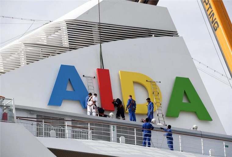 Das Ende der „Aidaaura“: Hier verliert das Kreuzfahrtschiff seinen Namen An der Columbuskaje wird der „AIDA-Schrift der „Aidaaura“ entfernt. Das Kreuzfahrtschiff wurde in Bremerhaven außer Dienst gestellt.