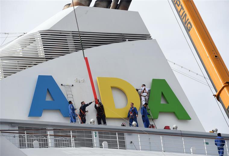 Das Ende der „Aidaaura“: Hier verliert das Kreuzfahrtschiff seinen Namen An der Columbuskaje wird der „AIDA-Schrift der „Aidaaura“ entfernt. Das Kreuzfahrtschiff wurde in Bremerhaven außer Dienst gestellt.