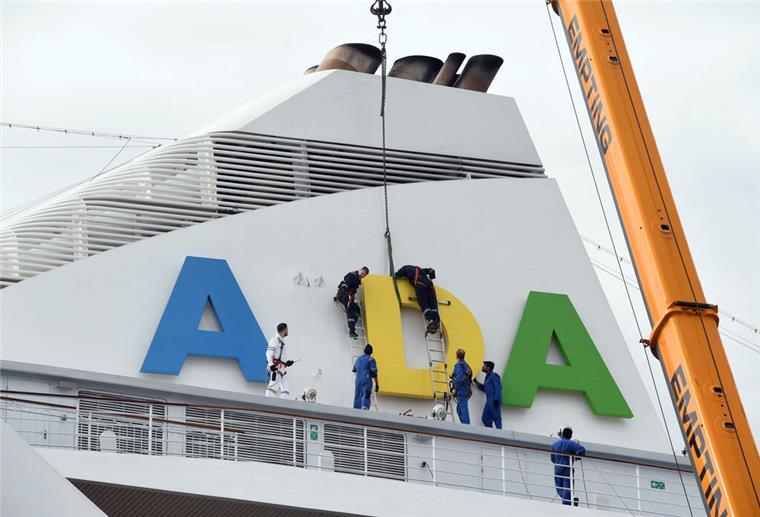 Das Ende der „Aidaaura“: Hier verliert das Kreuzfahrtschiff seinen Namen An der Columbuskaje wird der „AIDA-Schrift der „Aidaaura“ entfernt. Das Kreuzfahrtschiff wurde in Bremerhaven außer Dienst gestellt.