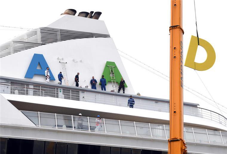 Das Ende der „Aidaaura“: Hier verliert das Kreuzfahrtschiff seinen Namen An der Columbuskaje wird der „AIDA-Schrift der „Aidaaura“ entfernt. Das Kreuzfahrtschiff wurde in Bremerhaven außer Dienst gestellt.