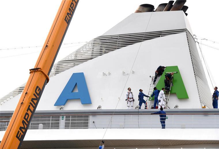 Das Ende der „Aidaaura“: Hier verliert das Kreuzfahrtschiff seinen Namen An der Columbuskaje wird der „AIDA-Schrift der „Aidaaura“ entfernt. Das Kreuzfahrtschiff wurde in Bremerhaven außer Dienst gestellt.